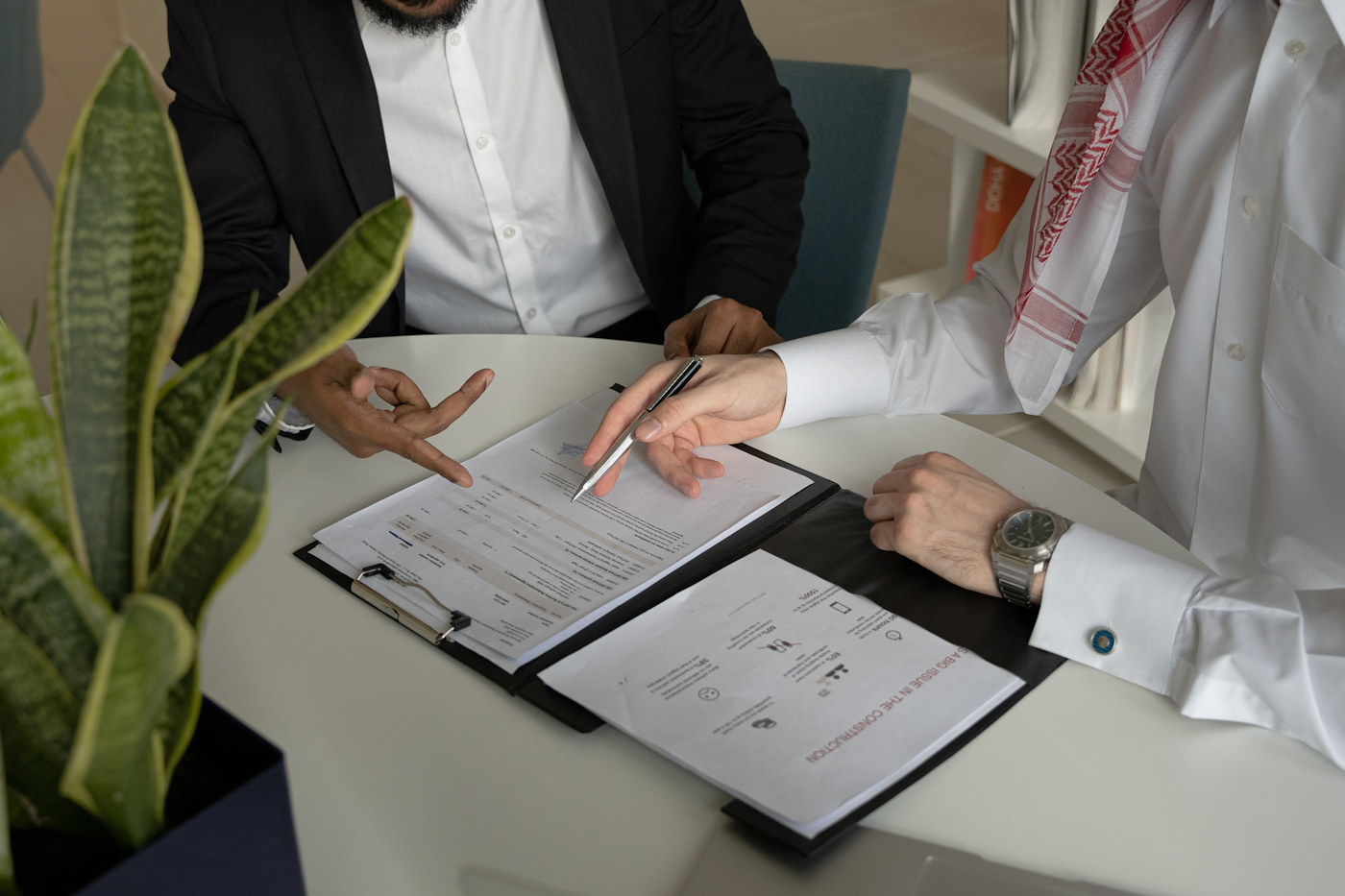 شركاء أعمال سعوديون يناقشون الاستفسارات والتعاون